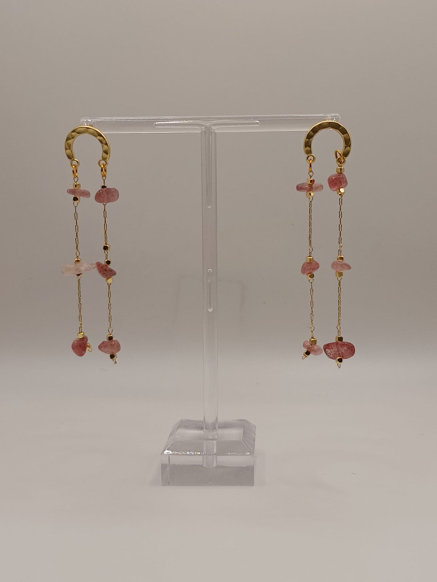 Pendientes 'Herradura' con piedras naturales.