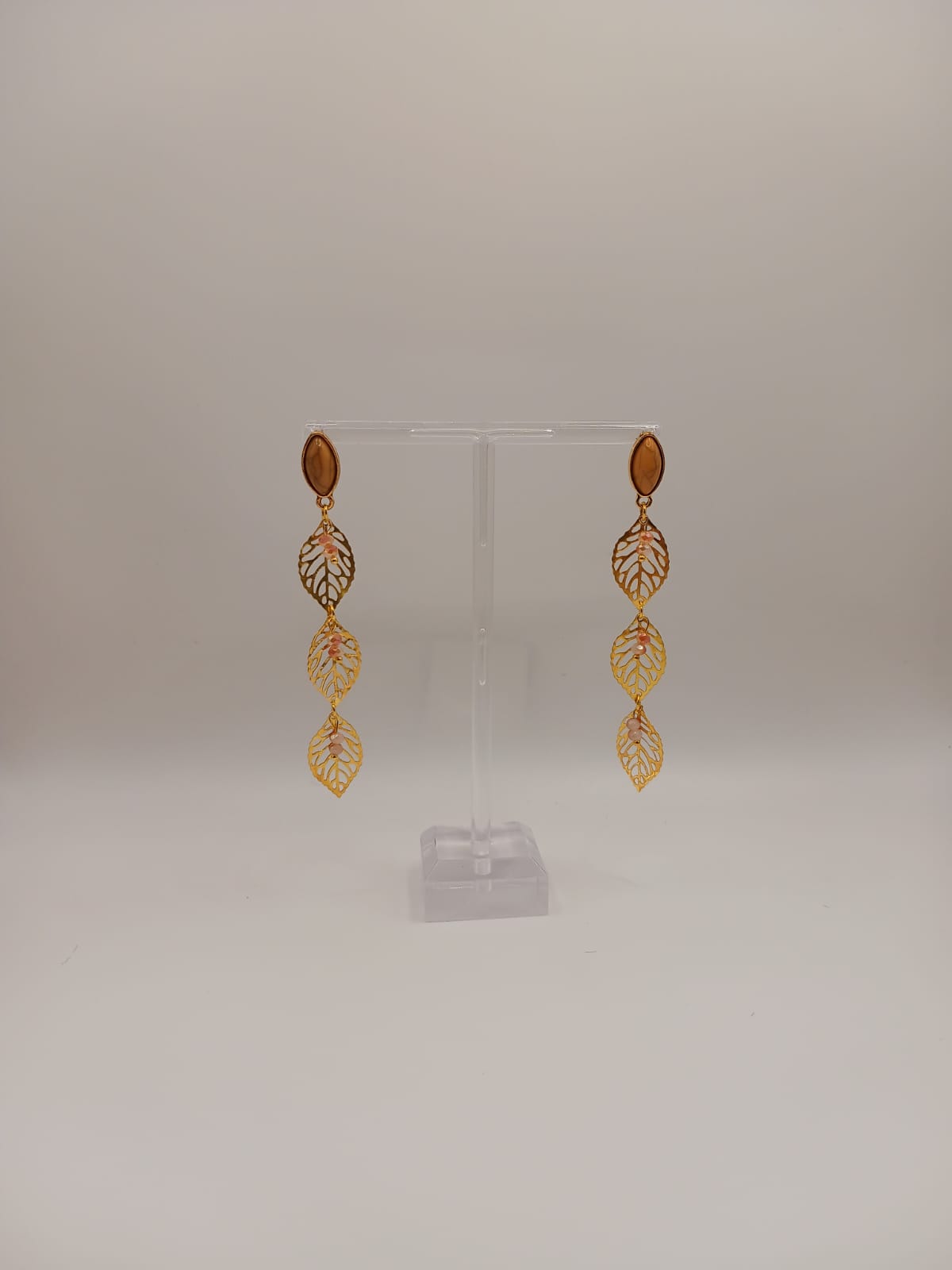 Pendiente 'Hoja' con piedras naturales.